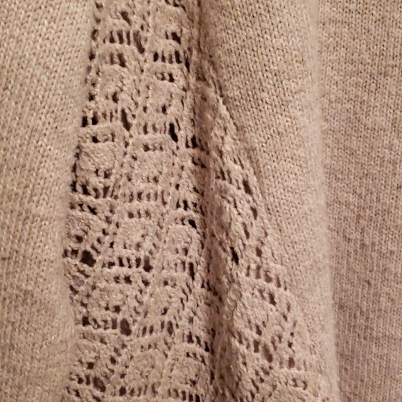 Beige sweater w/detailed side knit andshar… - Picture 2 of 4